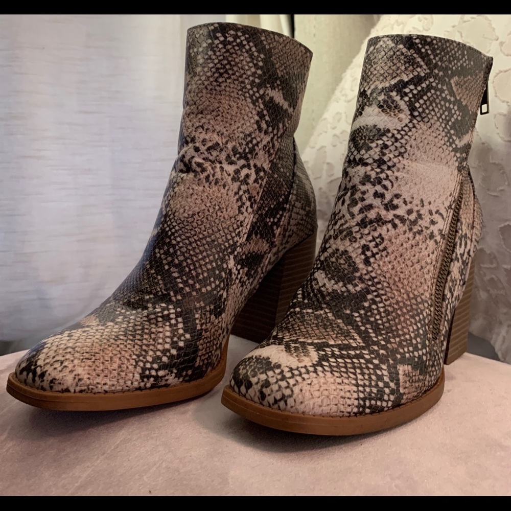 Snake pattern booties size 6.